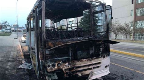 T­u­r­i­s­t­ ­t­a­ş­ı­y­a­n­ ­m­i­n­i­b­ü­s­ ­a­l­e­v­ ­a­l­e­v­ ­y­a­n­d­ı­